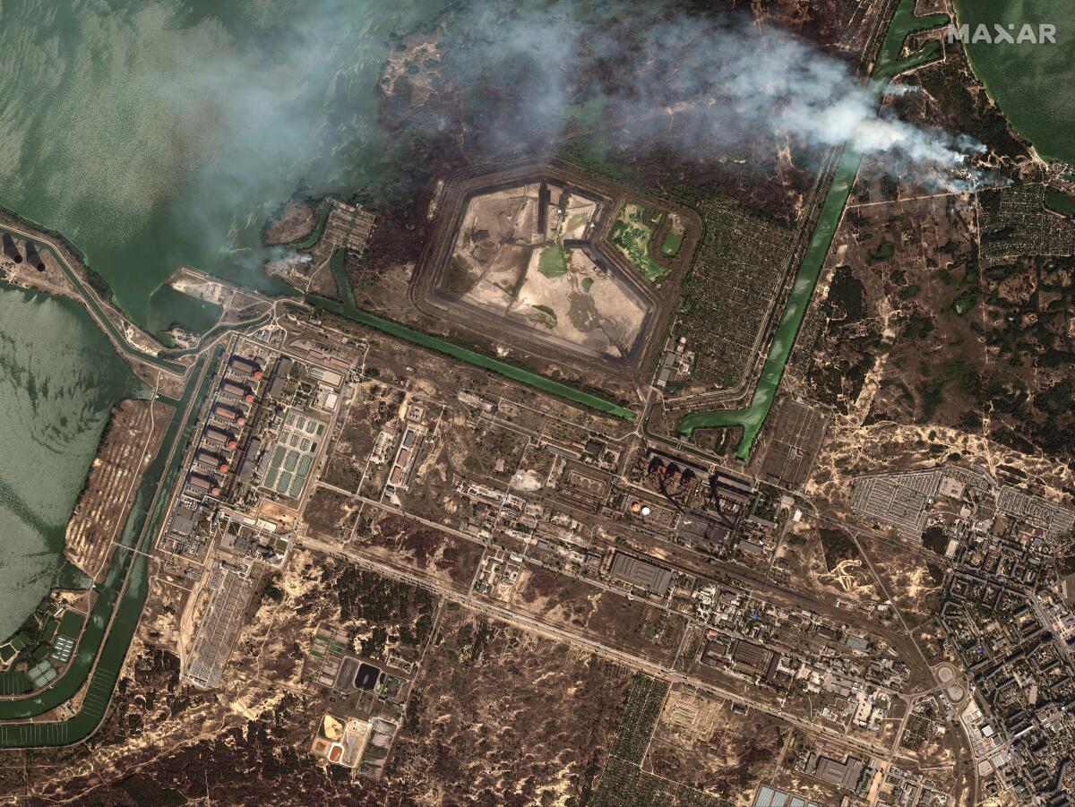 Esta imagen satelital proporcionada por Maxar Technologies muestra incendios