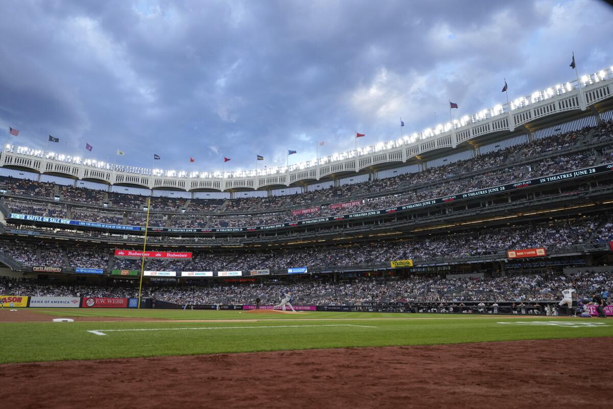 Ёсинобу Ямамото подает мяч против звезды «Нью-Йорк Янкиз» Аарона Джаджа во время первого иннинга в пятницу на стадионе «Янки».