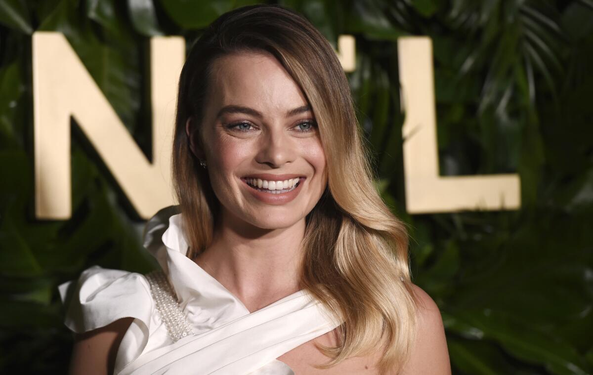 La actriz Margot Robbie posa al llegar al lanzamiento del perfume Gabrielle Chanel en el Chateau Marmont, el jueves 12 de septiembre del 2019 en Los √Ångeles.