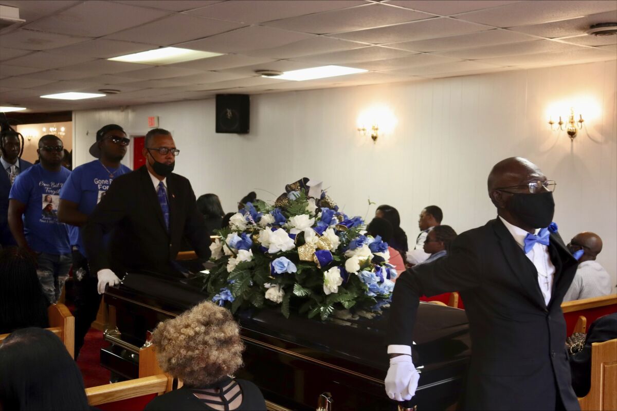 El féretro de Shaeed Woodard, asesinado en México por miembros del Cártel del Golfo, es retirado de una sala durante su funeral el sábado 25 de marzo de 2023, en Lake City, Carolina del Sur. (AP Foto/James Pollard)