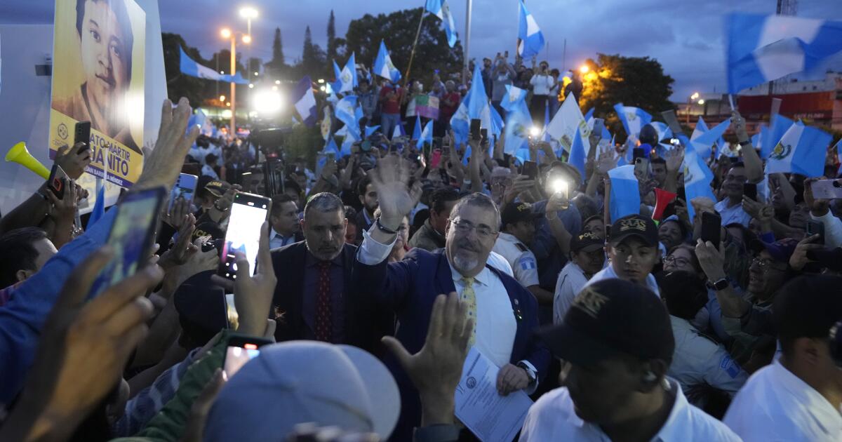 Guatemaltecos se manifiestan en nombre del presidente electo Arévalo