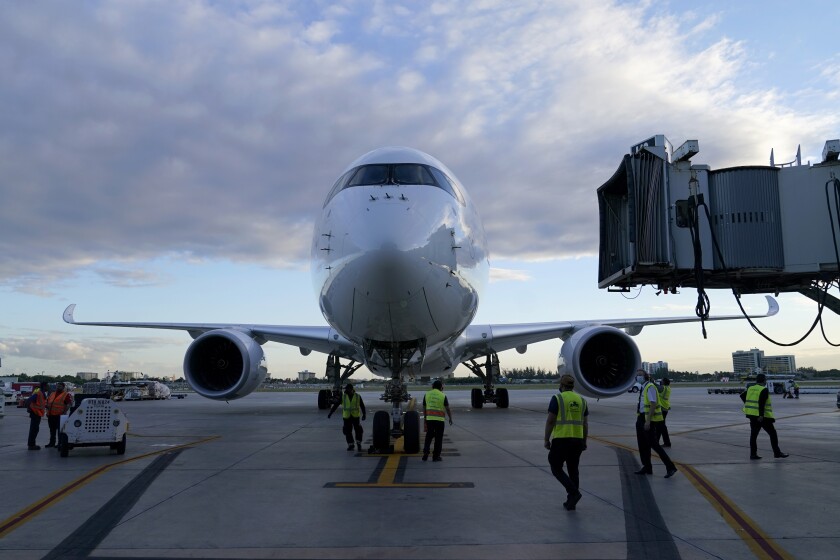 Un vuelo de Lufthansa llega desde Munich, Alemania, al Aeropuerto Internacional de Miami.