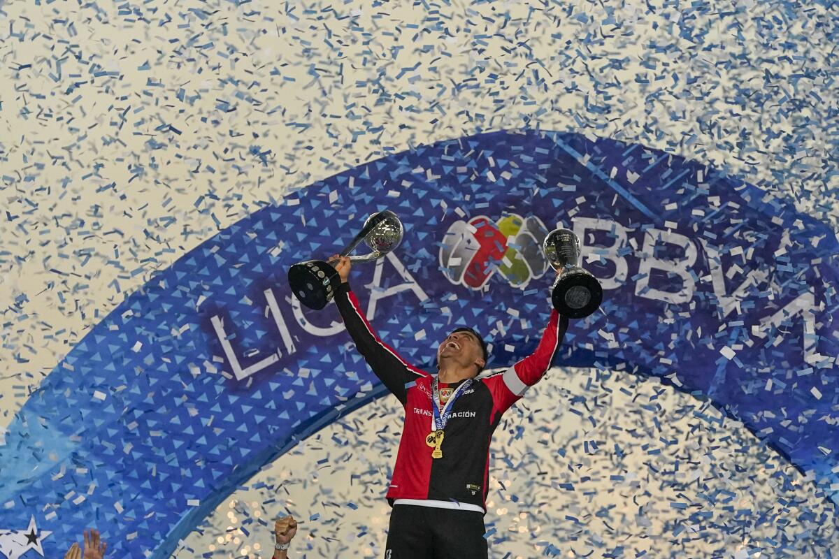 Aldo Rocha de Atlas alzas los trofeos tras conquistar los títulos de la Liga MX 