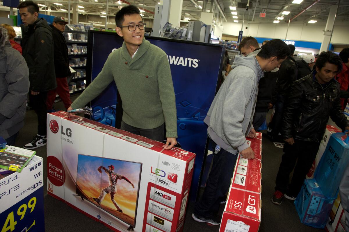 Consumidores se dirigen a las tiendas de electrónica después de su cena del Día de Acción de Gracias para llevar a casa televisores LG. (Andy Kropa/AP Imágenes para LG Electronics)