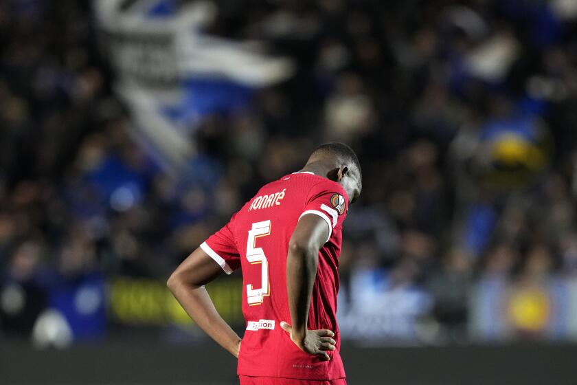 Ibrahima Konate, del Liverpool, se lamenta tras el partido de vuelta de los cuartos de final de la Liga Europa ante el Atalanta, el jueves 18 de abril de 2024 (AP Foto/Antonio Calanni)