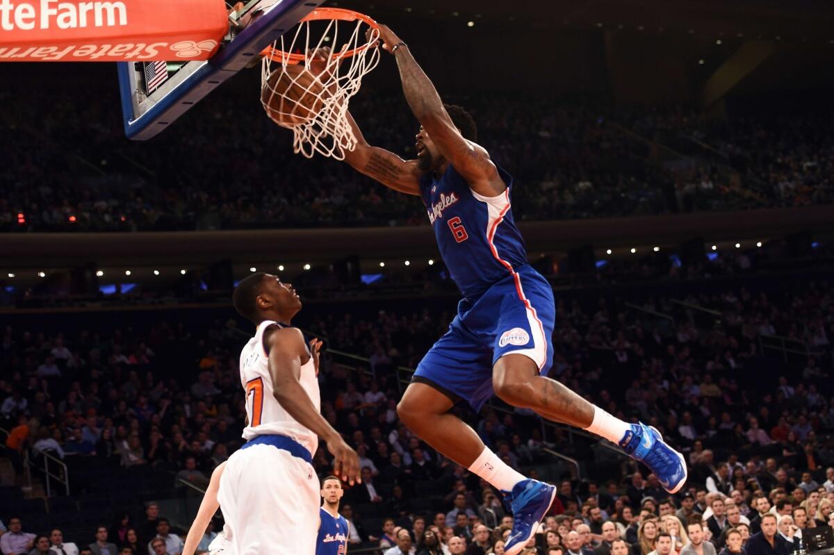 DeAndre Jordan hace una clavada en el Madison Square Garden ante los Knicks.
