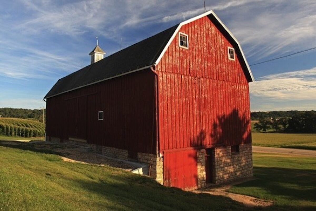 A large, red barn north of St. Donatus, Iowa, is shown.