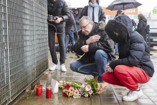 Flores son colocadas afuera del edificio de los Testigos de Jehová en Hamburgo, Alemania, el viernes 10 de marzo de 2023, el sitio en donde varias personas murieron durante un tiroteo mientras se llevaba a cabo un servicio. (Georg Wendt/dpa vía AP)