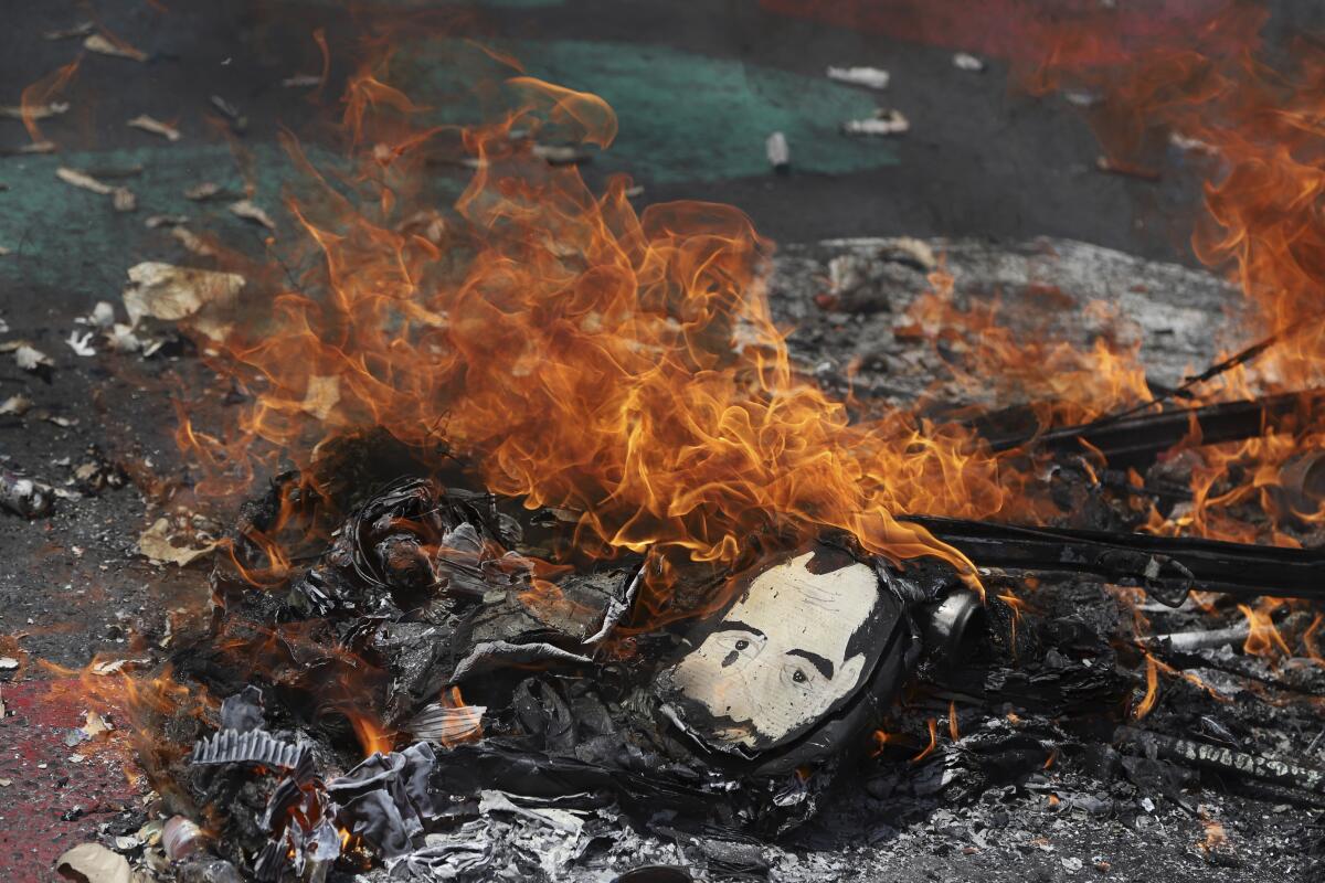 Una efigie del presidente Nayib Bukele es incendiada 