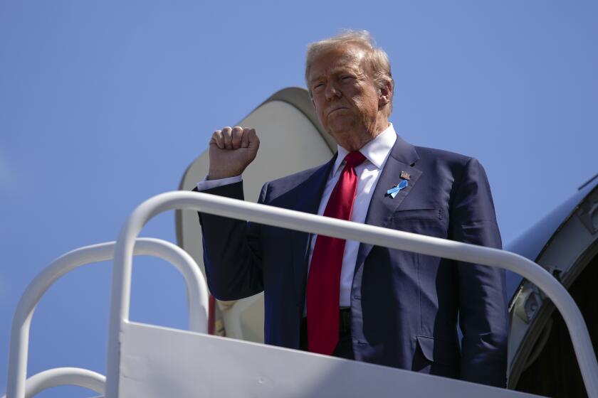 El candidato presidencial republicano, el expresidente Donald Trump, llega a Johnstown, Pensilvania, de camino al monumento conmemorativo del Vuelo 93, el miércoles 11 de septiembre de 2024. (Foto AP/Matt Rourke)