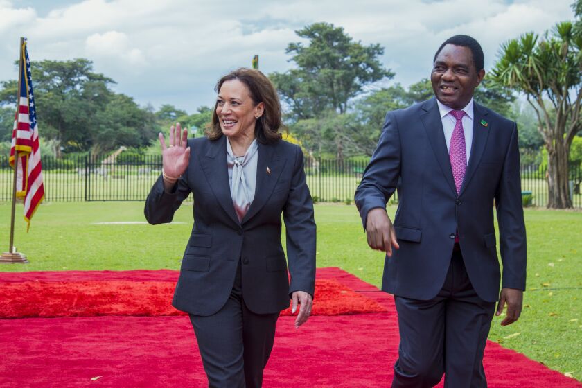 La vicepresidenta estadounidense Kamala Harris, izquierda, saluda al ser recibida por el presidente de Zambia, Hakainde Hichilema, en Lusaka, Zambia, 31 de marzo de 2023. Harris está en la última etapa de su gira de siete días luego de visitar Ghana y Tanzania. (AP Foto/Salim Dawood)