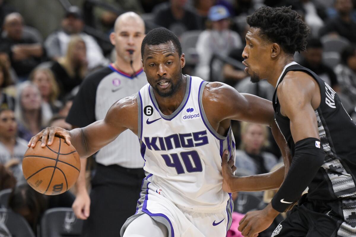 Kings roll past Spurs, extend winning streak to 4 games 