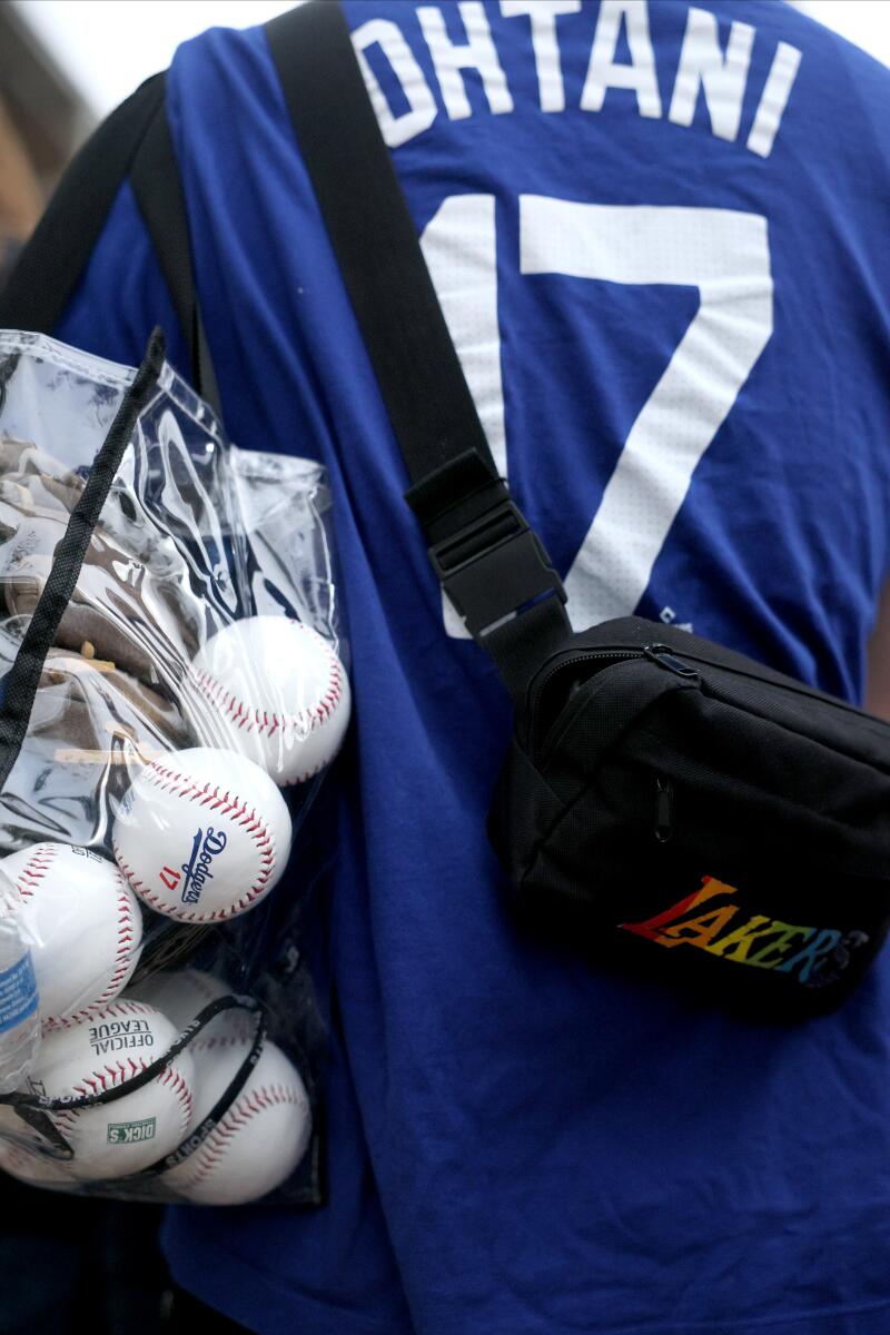 Ohtani gömleği giyen bir hayran.