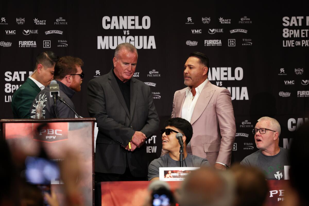 Canelo ?lvarez argues with Oscar De La Hoya, right, during a news conference at the MGM Grand in Las Vegas.