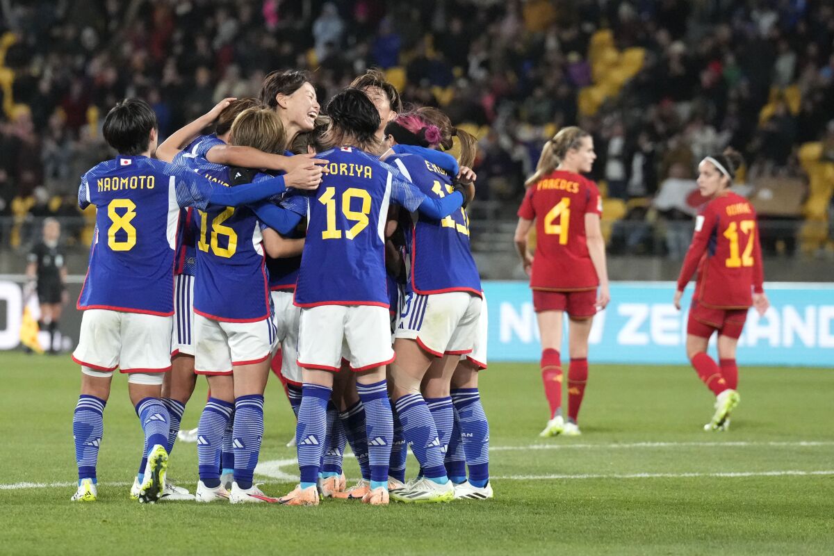 日本の田中美奈がスペインとのワ​​ールドカップ試合でゴールを決めた後、仲間たちと喜んでいる。 