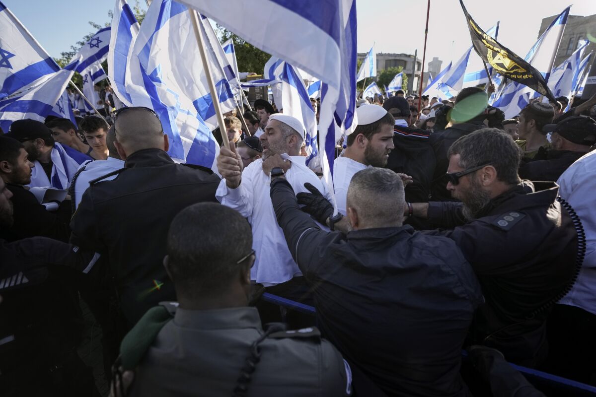 Israeli police block right-wing activists