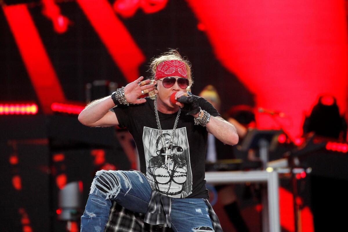 El cantante de la banda estadounidense Guns N' Roses, Axl Rose, durante el concierto del Download Festival celebrado esta noche en la Caja Magica, en Madrid.