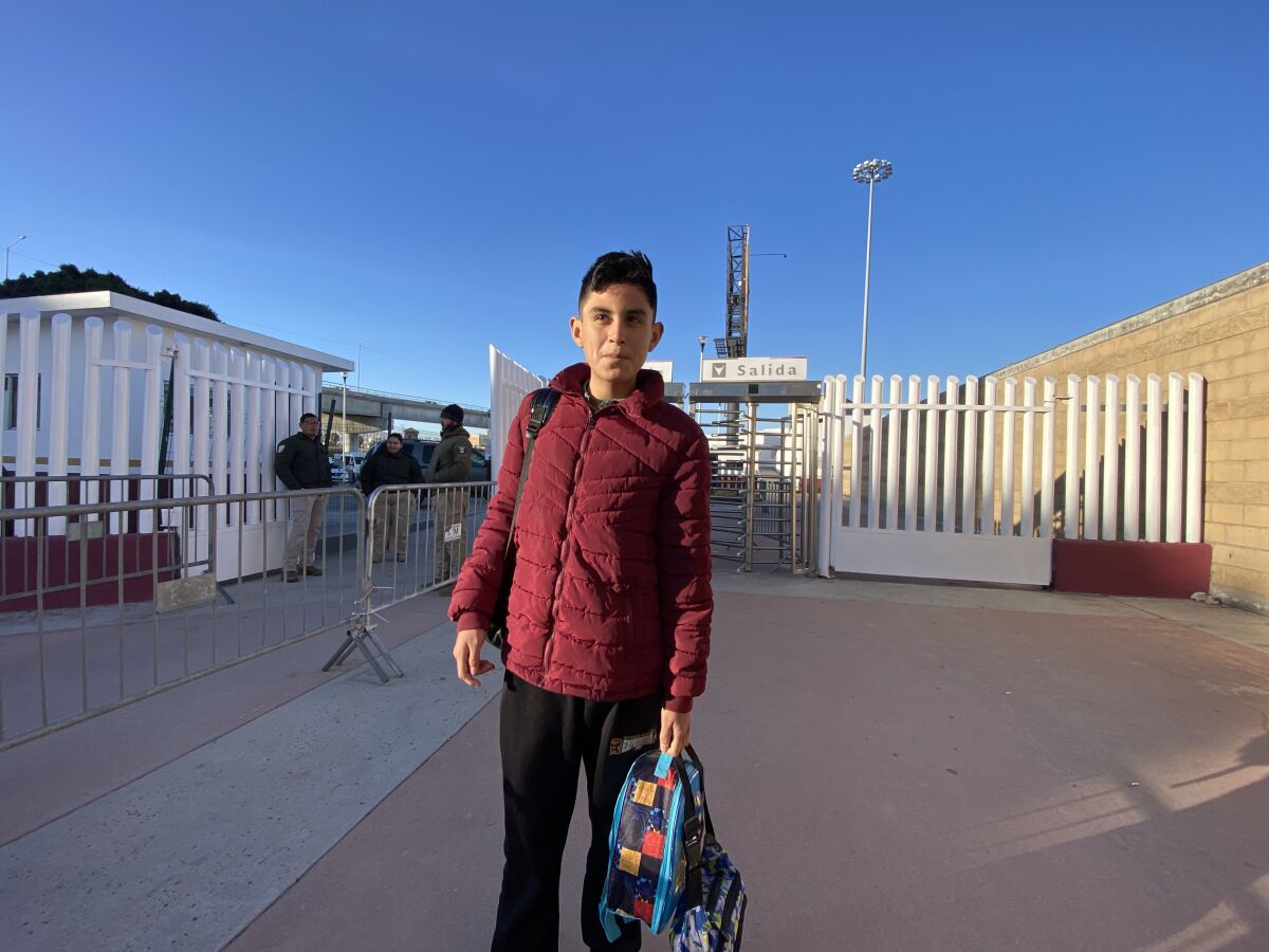 Carlos Romero Castrejón de 14 años de edad se ha hecho experto en la aplicación CBP One.