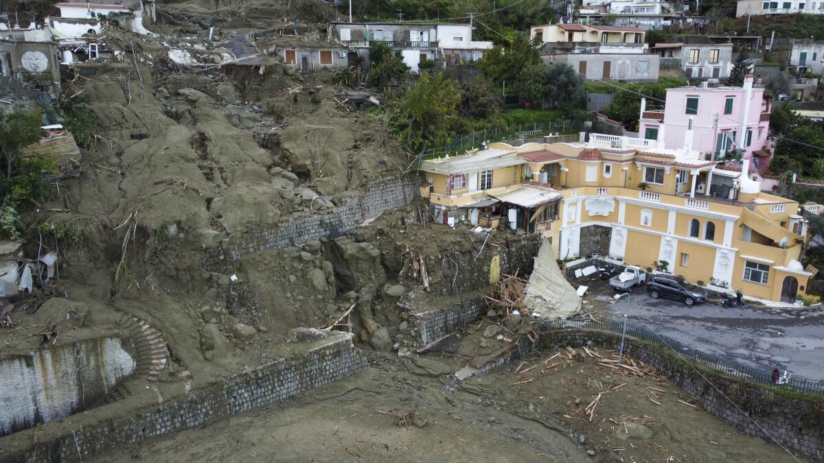 Vista aérea de casas dañadas por un alud que dejó hasta 12 personas desaparecidas, después de lluvias