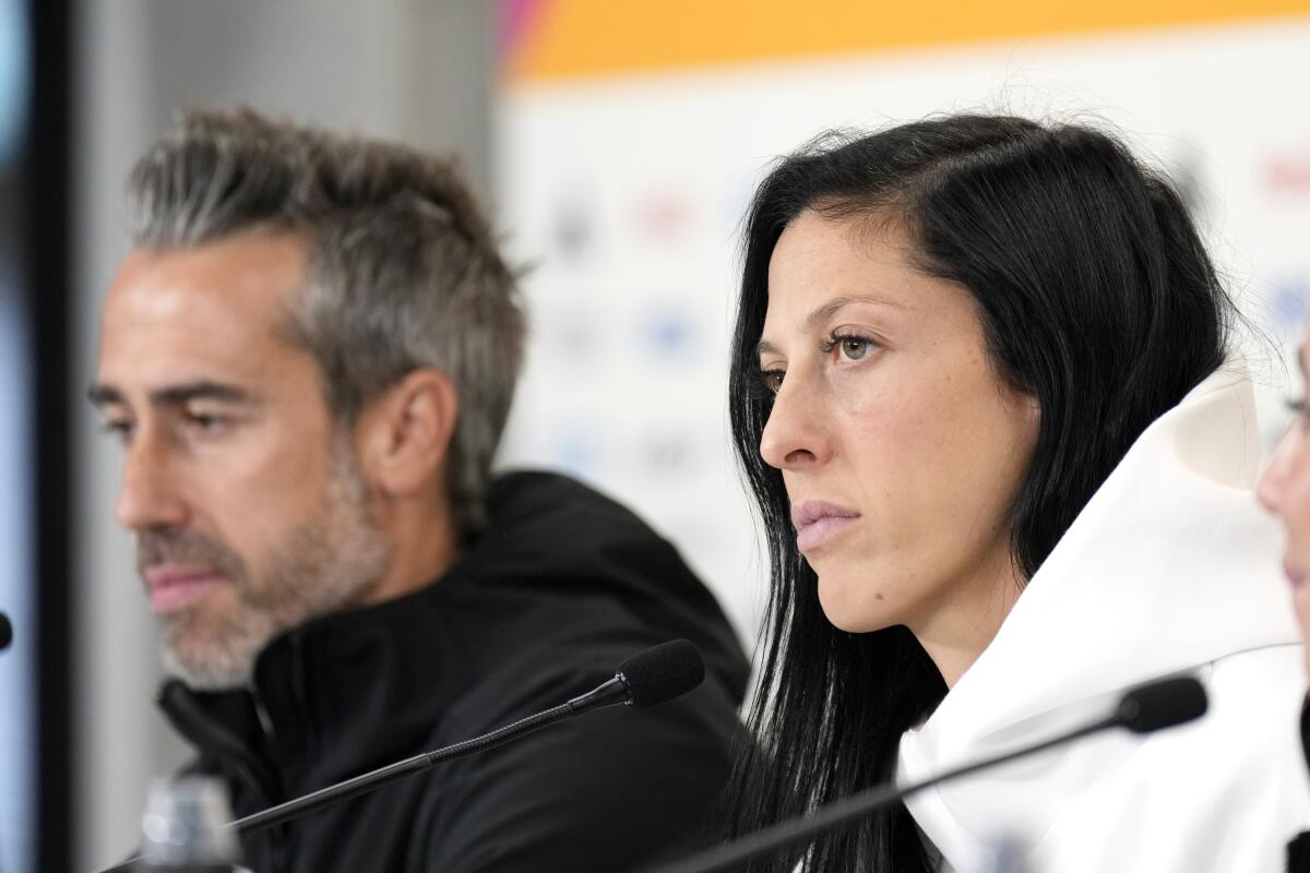 ARCHIVO - La delantera española Jenni Hermoso (derecha) y el técnico Jorge Vilda 