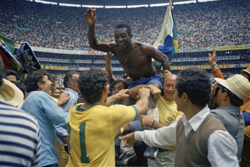 ARCHIVO - Pelé festeja la coronación de Brasil en el Mundial de 1970 en el Estadio Azteca de Ciudad de México, tras una victoria sobre Italia (AP Foto, archivo)