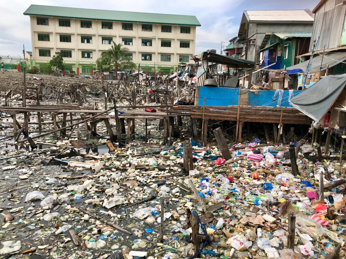 La basura plástica llena un campo vacío en Navotas, un suburbio de Manila.