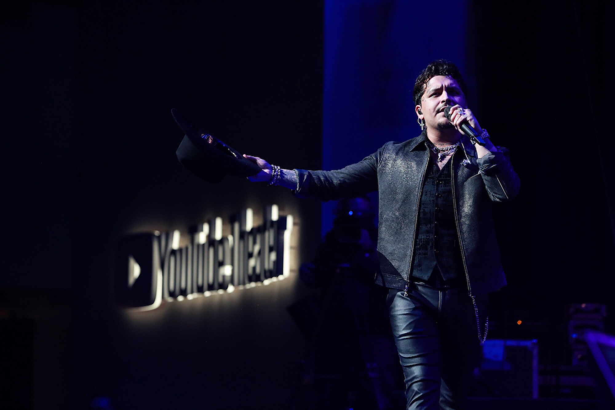 Christian Nodal hace historia al ser el primer artista que logra un lleno total en el YouTube Theater.