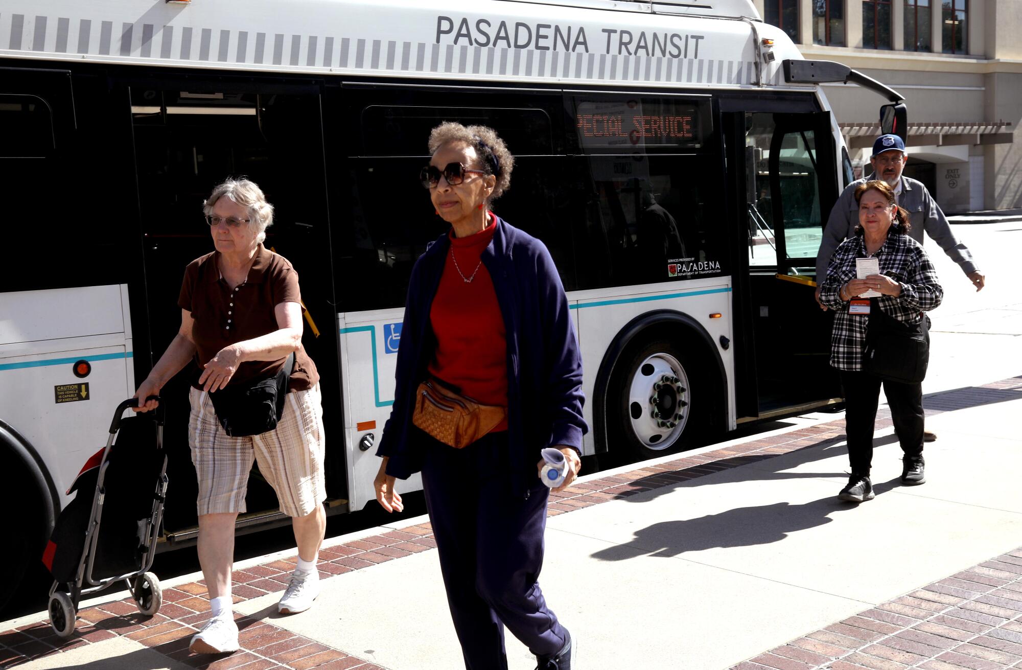 Passengers exit a Pasadena transit bus.