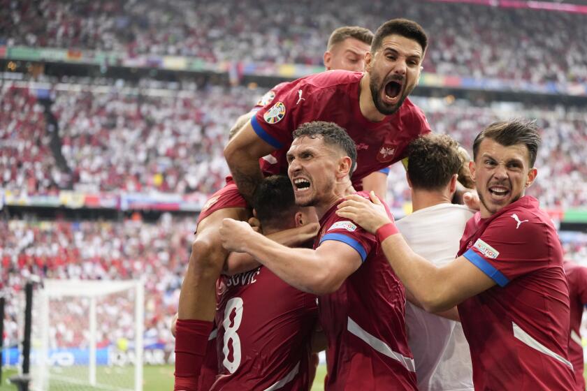 Jugadores serbios celebran el gol del empate ante Eslovenia en el encuentro del Grupo C de la Eurocopa el jueves 20 de junio del 2024. (AP Foto/Matthias Schrader)