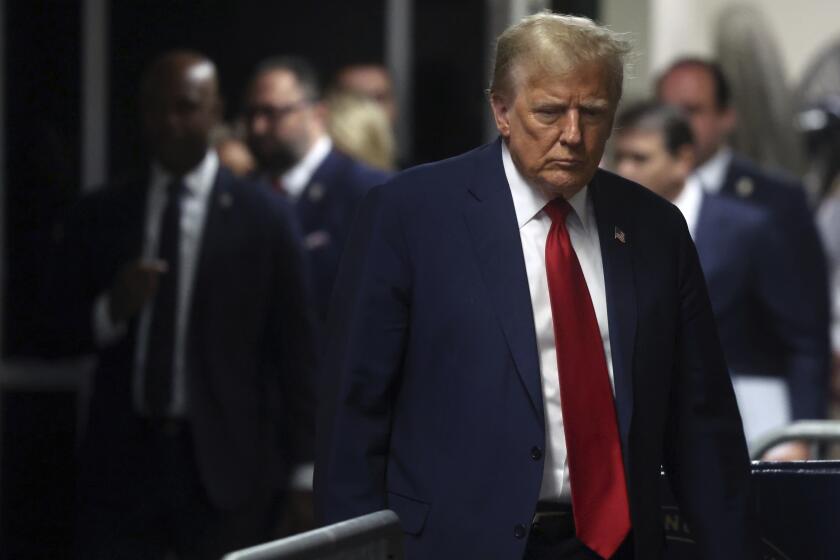 El expresidente Donald Trump llega a una corte de Manhattan antes de la reanudación de su juicio en Nueva York, el jueves 25 de abril de 2024. (Spencer Platt/Pool Photo via AP)