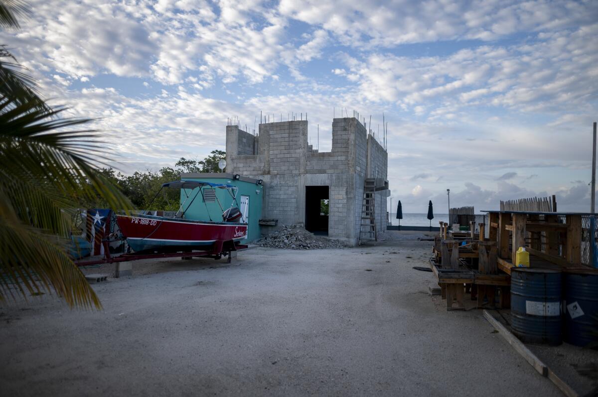 Vivienda en construcción en la Reserva Nacional de Investigación Estuarina de la Bahía de Jobos 