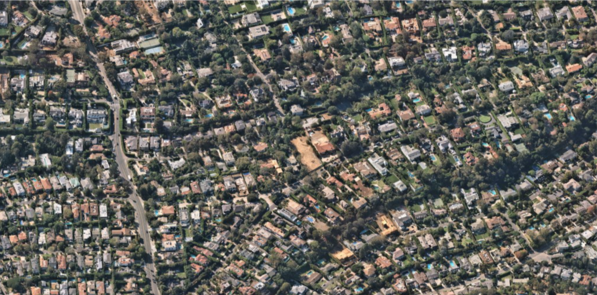 El lote vacío cubre casi un acre en una zona próspera de Brentwood. 
