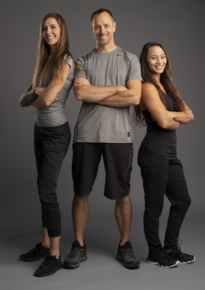 Autumn Fryer, izquierda, John Irwin y Sierra Nutt "Corre hacia el centro de la tierra."