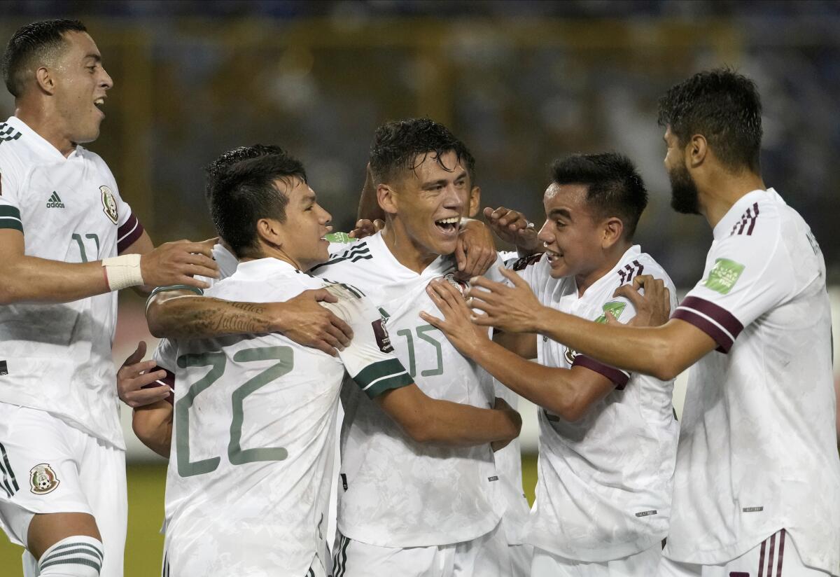 Héctor Moreno (centro) celebra tras haber anotado el segundo gol de México en la victoria 2-0 ante El Salvador.