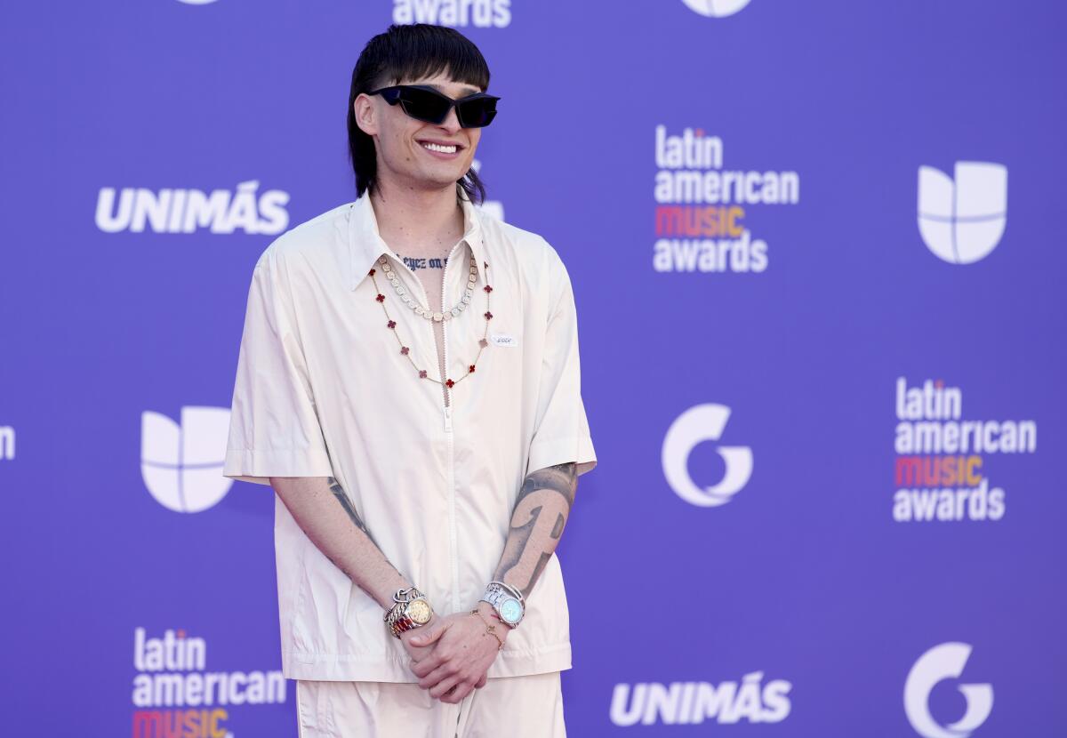 Peso Pluma llega a los Latin American Music Awards el 20 de abril de 2023, en 