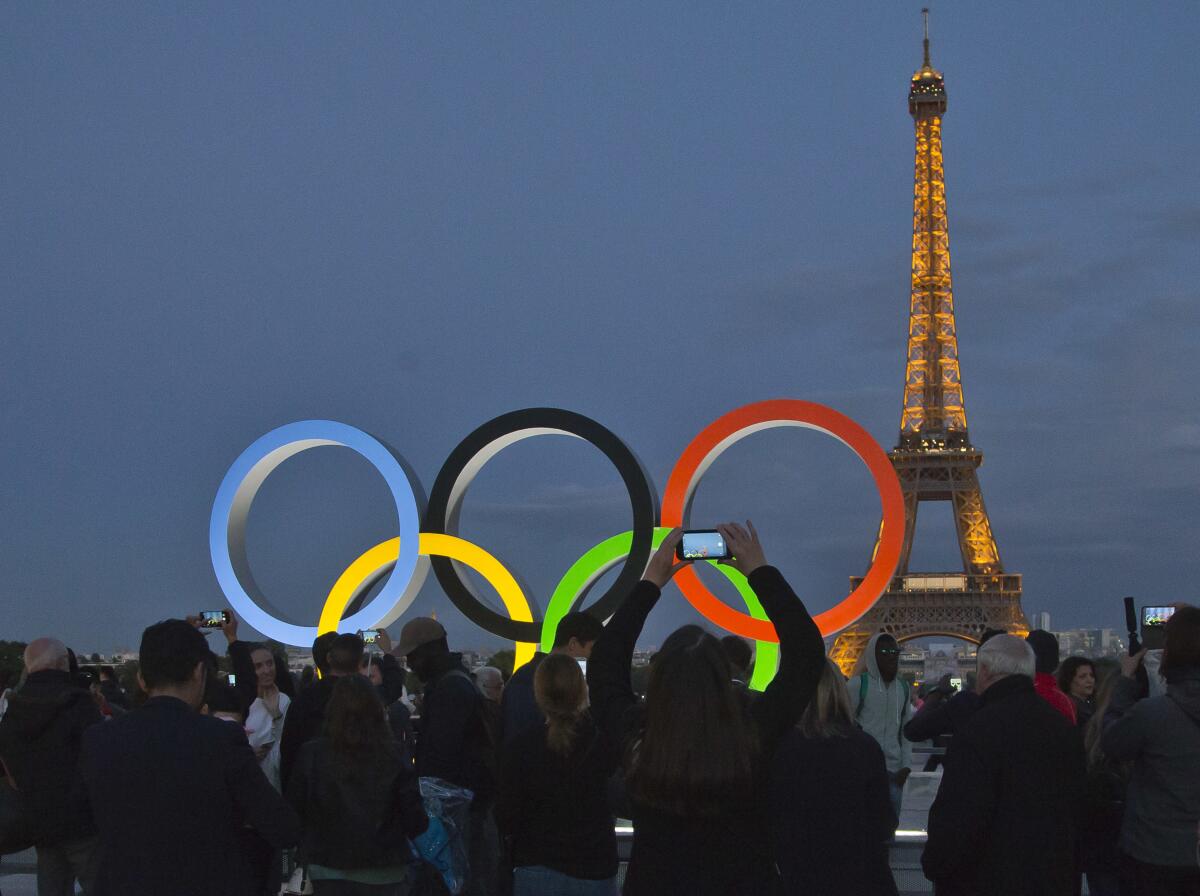 En esta imagen de archivo, los anillos olímpicos, instalados en la plaza del Trocadero, con vistas a la Torre Eiffel