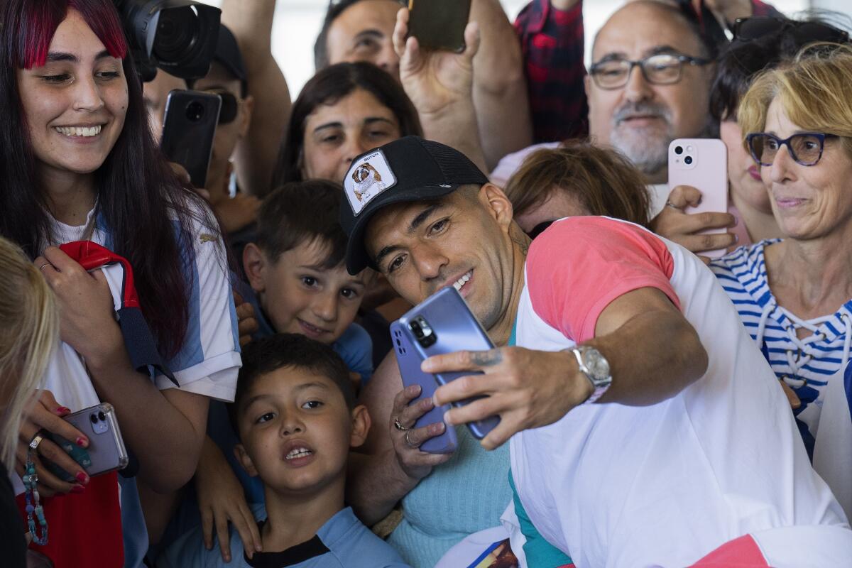 Luis Suárez se toma selfies con aficionados en el aeropuerto de Montevideo, Uruguay,