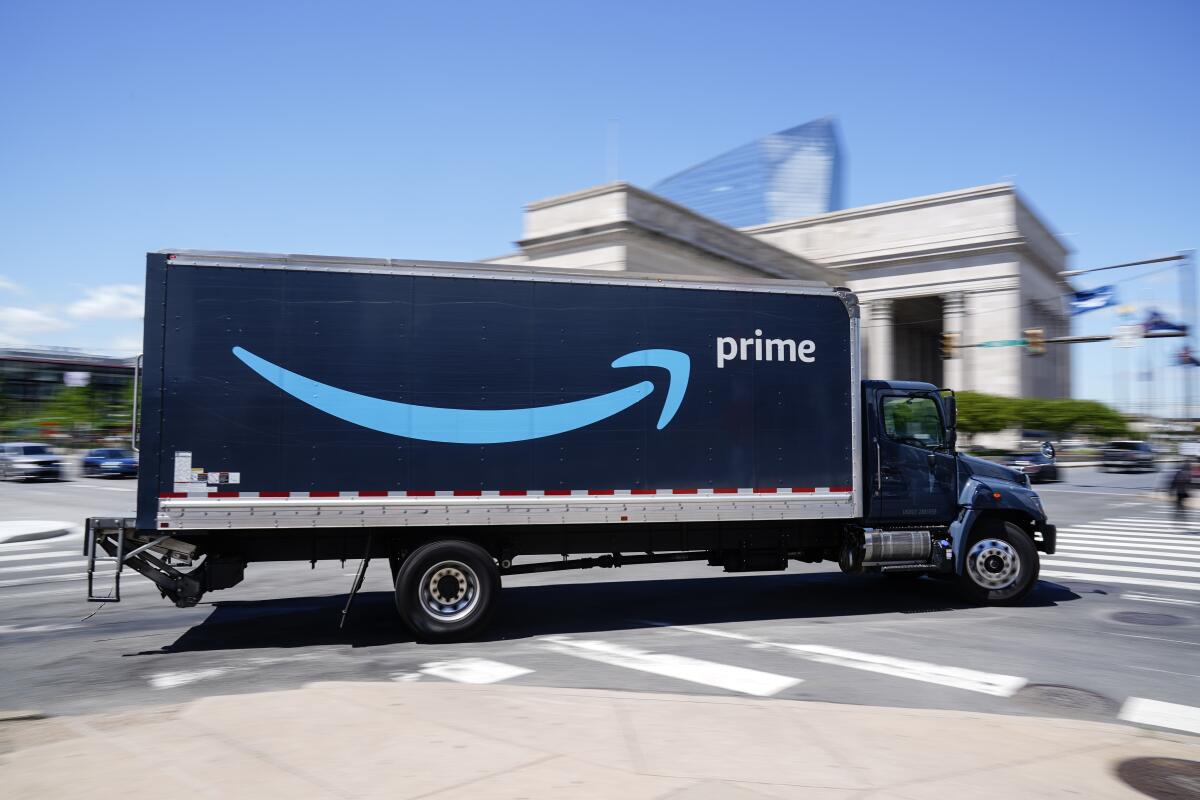 Un camión de Amazon viaja por Filadelfia, el viernes 30 de abril de 2021. 