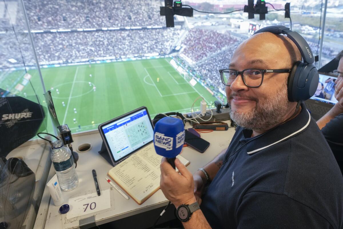 Marcelo do Ó, comentarista deportivo de radio, trabaja en el palco durante un partido de fútbol 