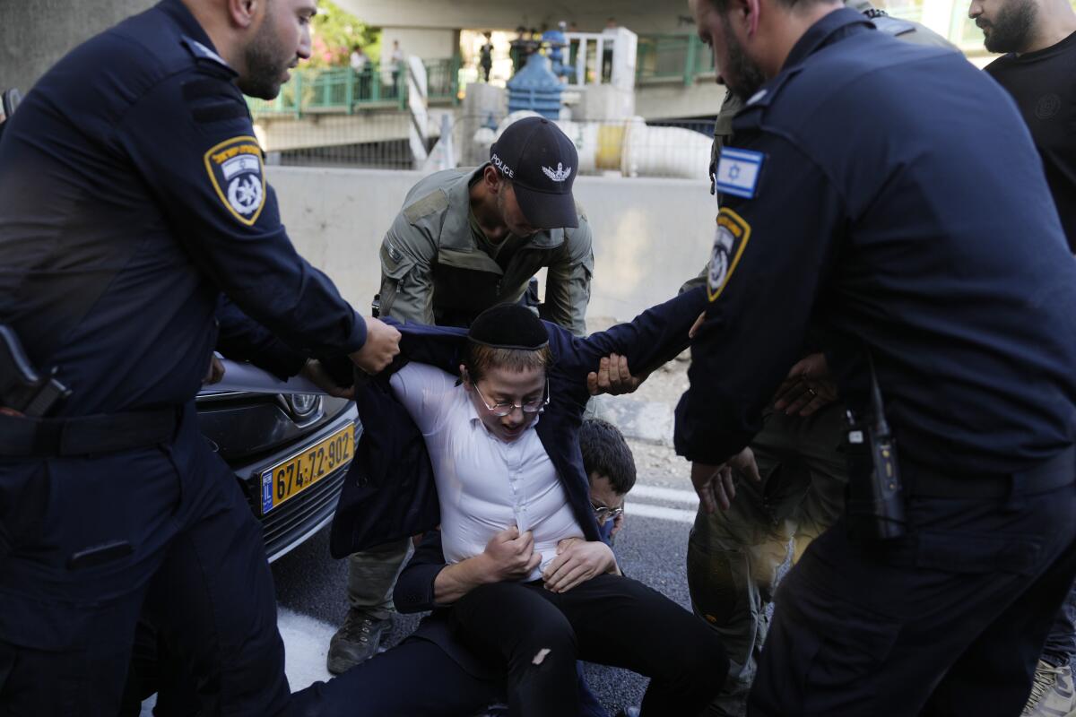 La policía israelí retira a jóvenes judíos ultraortodoxos que bloquean una carretera 