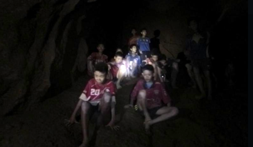 Los 12 niños y un adulto quedaron atrapados en una cueva cuando una súbita tormenta inundó la cavidad y les cortó la salida.
