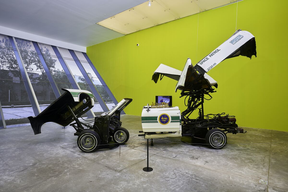 "Alien Toy", 1997, de Rubén Ortiz Torres y Salvador "Chava" Muñoz, transforma un Datsun de 1973 en algo de otro mundo.
