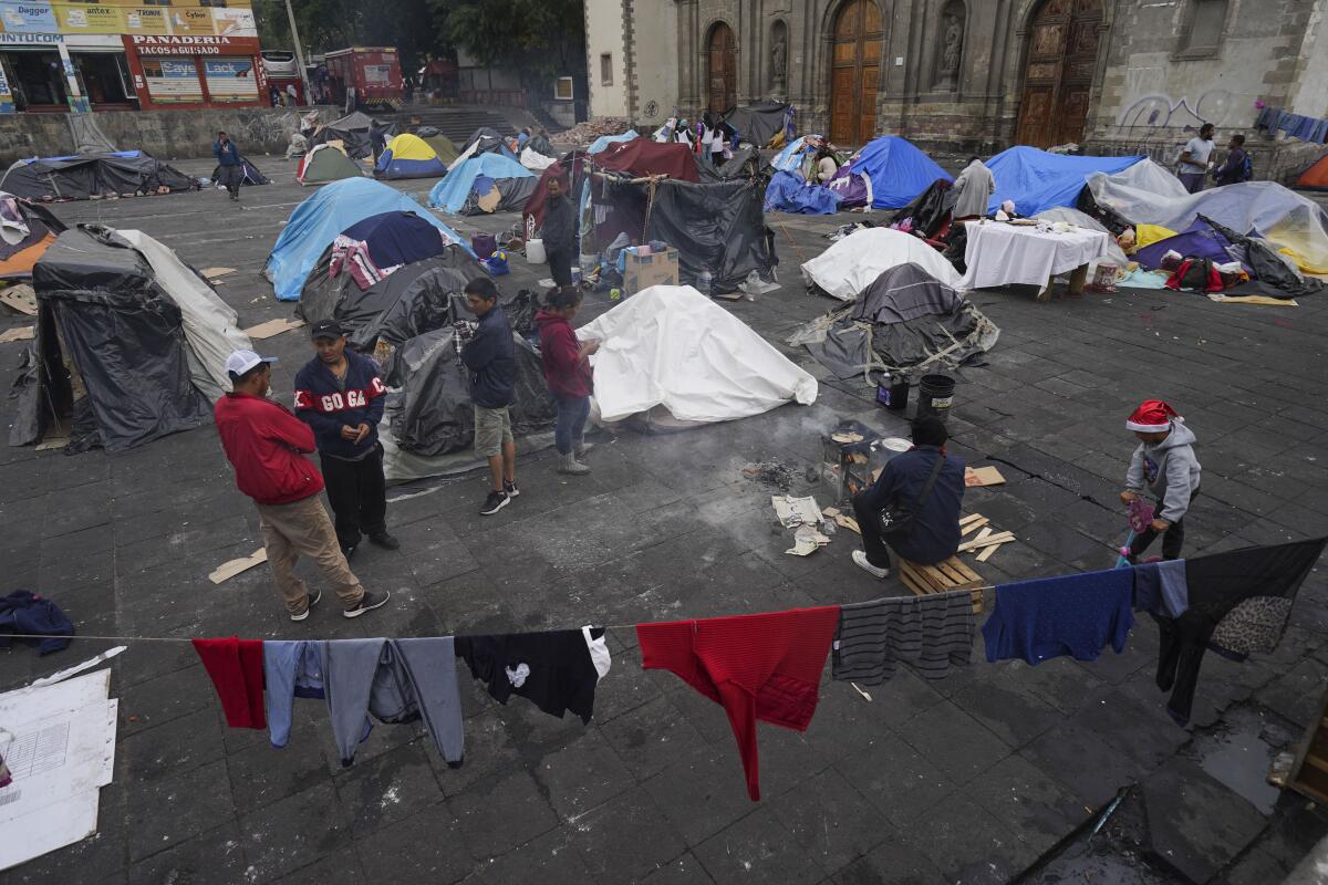 Migrantes acampan en tiendas de campaña frente a la Iglesia de la Santa Cruz
