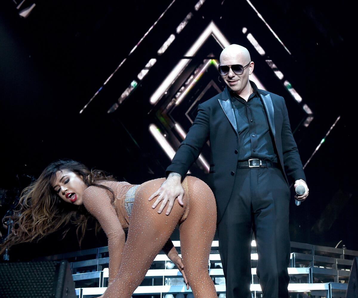 Ahora entendemos porqué a Pitbull lo llaman el "Bad Man"