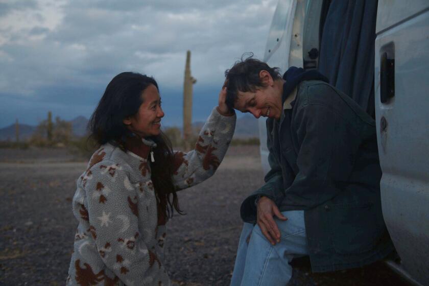 La directora Chloe Zhao acaricia la cabeza de la actriz Frances McDormand en el set de 'Nomadland'.