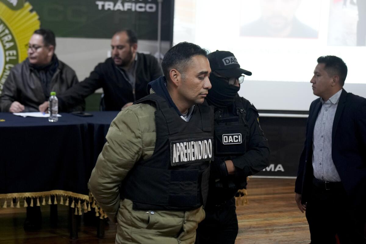 Miguel Ángel Burgos es presentado a la prensa esposado por la policía después de su arresto en La Paz, Bolivia, 