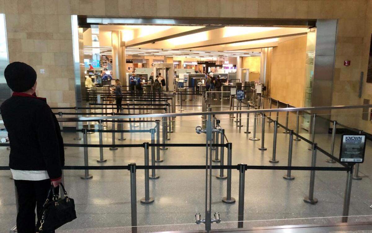 Una línea de inspección de TSA estaba prácticamente vacía en el Aeropuerto Internacional de San Diego el jueves por la mañana, 12 de marzo de 2020.