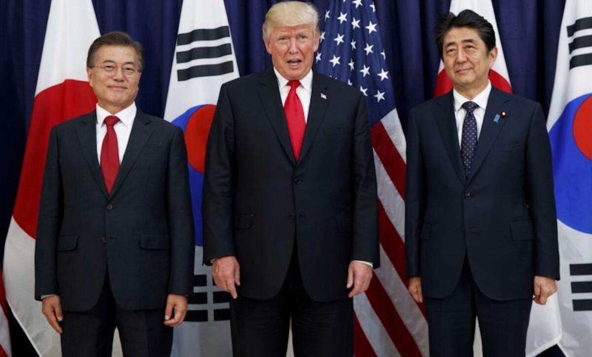 El presidente estadounidense Donald Trump (c) con el primer ministro japonés Shinzo Abe (d) y el presidente surcoreano Moon Jae-in en Hamburgo, Alemania. La expresión de Trump en que pareció mofarse de los acentos de dos mandatarios asiáticos ha causado revuelo entre los estadounidenses de ascendencia asiática.