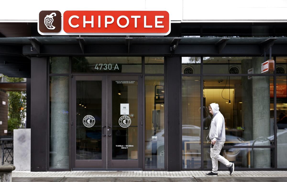 Una persona camina frente a un restaurante Chipotle cerrado, en Seattle. Un brote de E. coli vinculado a los restaurantes Chipotle en el estado de Washington y Oregon ha enfermado a casi dos docenas de personas en el tercer brote de intoxicación por alimentos en la popular cadena de comida mexicana en lo que va del año. Se han rastreado casos de enfermedades bacterianas a seis de los locales de la cadena, pero como medida de precaución, la cadena cerró sus 43 establecimientos en las dos entidades de manera voluntaria.