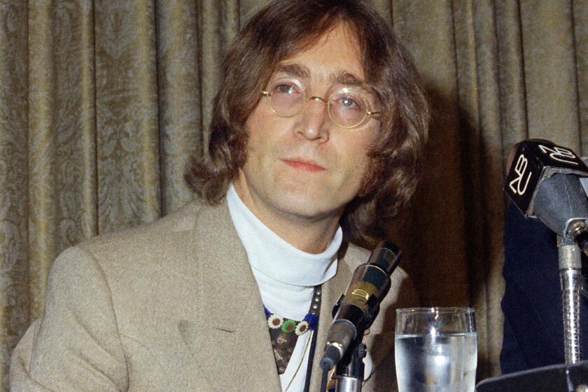 ARCHIVO - El cantante John Lennon aparece durante una conferencia de prensa en el Hotel Americana el 13 de mayo de 1968 en Nueva York. La emisora estatal polaca suspendió el sábado 27 de julio de 2024 a un periodista de televisión que durante la ceremonia de apertura de los Juegos Olímpicos reaccionó a una interpretación de "Imagine" de John Lennon diciendo que era una "visión del comunismo". (Foto AP, archivo)